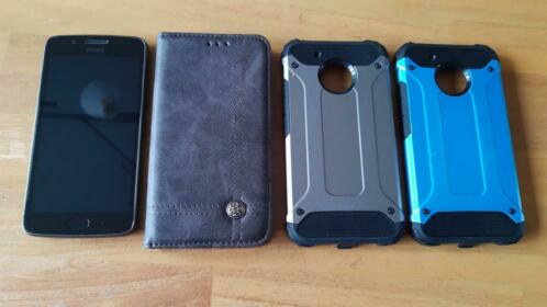Moto G5 met 3 bijbehorende hoesjes. Toestel is netjes.