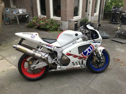 Motor Honda VTR SP1 1000 wit blauw rood sportief