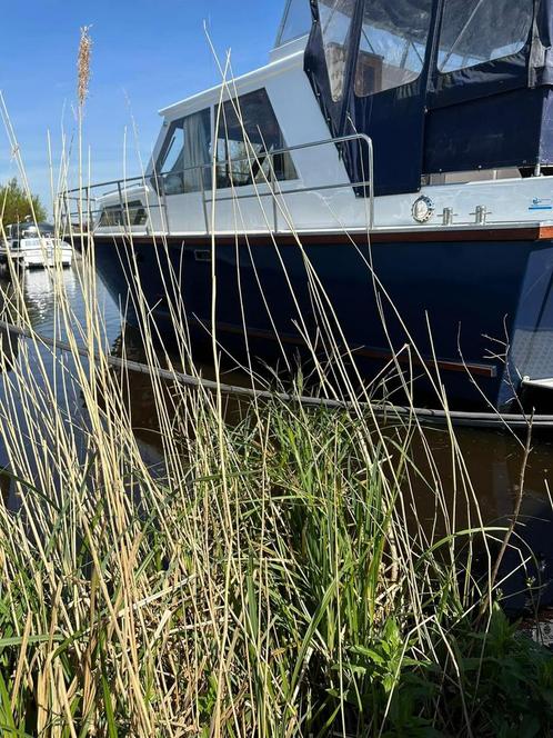 Motorboot incl ligplaats voor een jaar