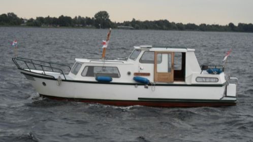 Motorboot, lengte 8,5, brete 2,8 diepte 0,7 m.