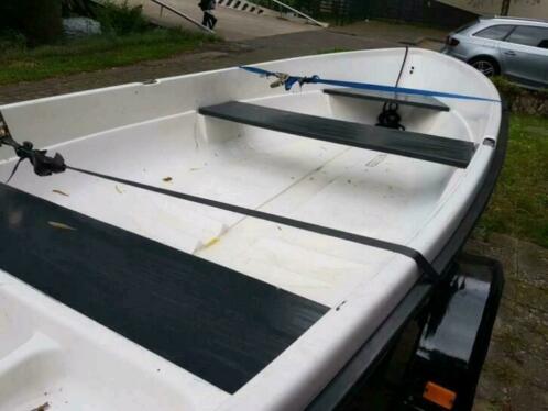 Motorboot met 6 pk bbm en trailer