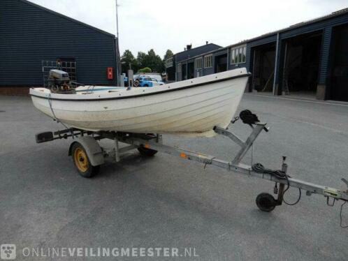 Motorboot op trailer