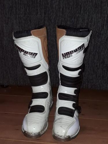 Motorcross schoenen en Body Protector.