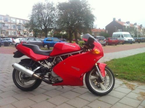 Motoren. Ducati supersport 600cc rood