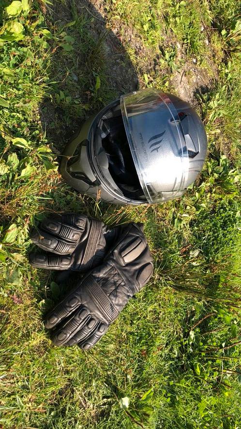 Motorhelm en handschoenen