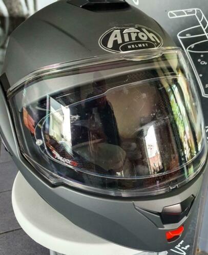 Motorhelm zgan merk Airoh.