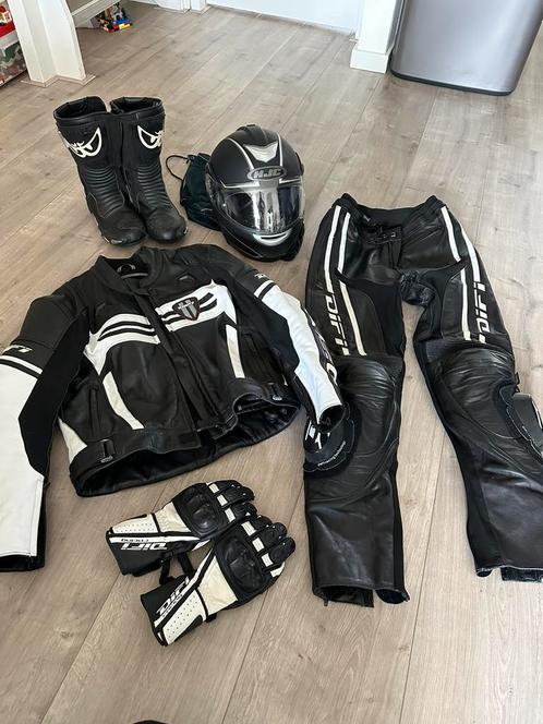 Motorkleding compleet - pak, helm, handschoenen en laarzen