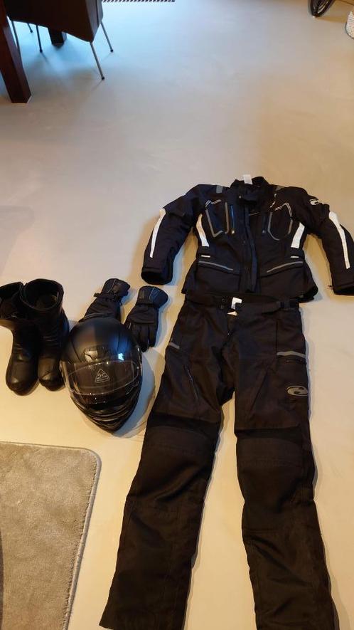Motorkleding set (pak, helm, handschoenen, laarzen)