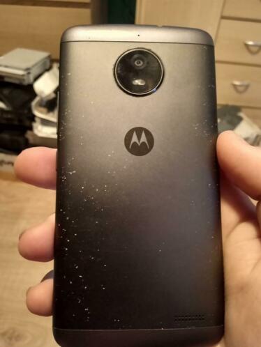 Motorola E4 met barsten in de beeldscherm.