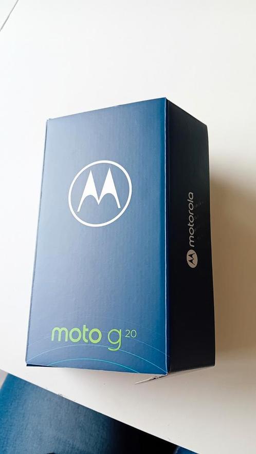 Motorola G20 Blauw met hoesje, oplaadblok en kabel.