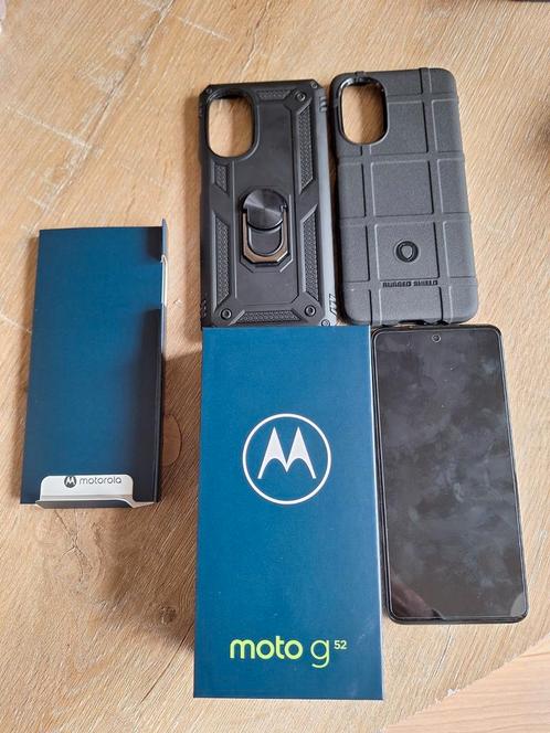 Motorola G52 128GB met screenprotector en 2 hoesjes