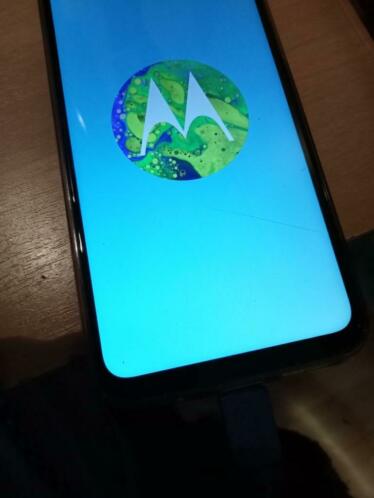 Motorola G8 (64gb intern) met lichte barst in scherm.