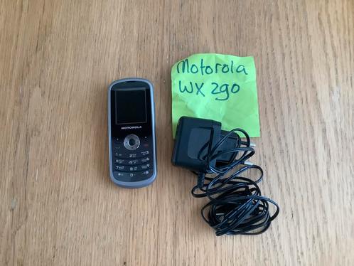 Motorola mobiel met oplader. WX 290. Telefoon en oplader.