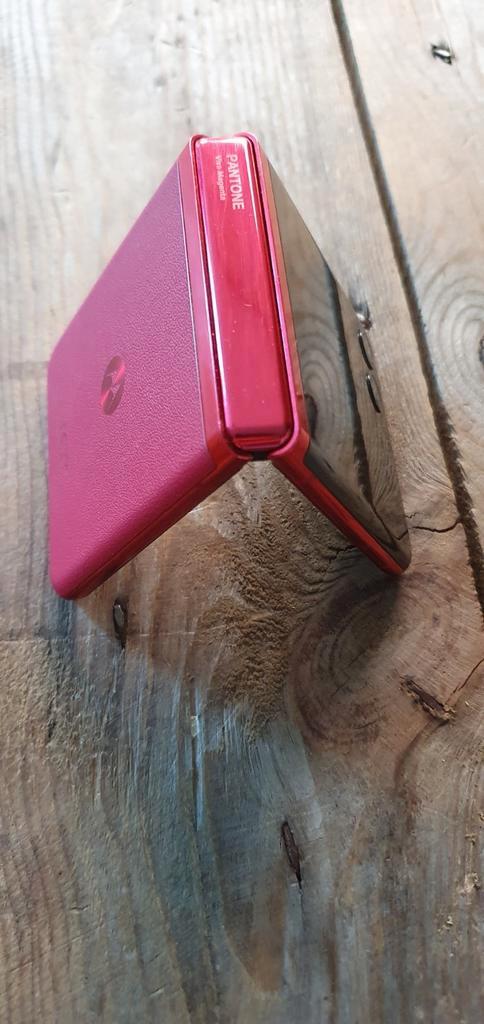 Motorola razr 40 ultra red.