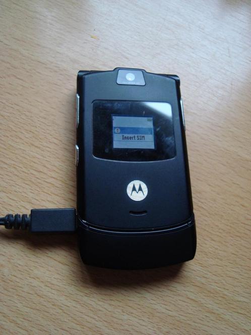 Motorola Razr V3i met oplader en leren beschermhoesje