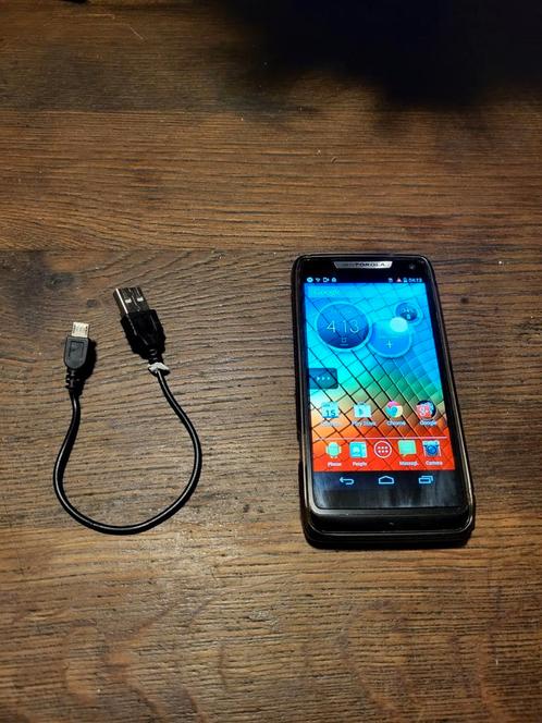 Motorola telefoon met hoesje en laat kabeltje