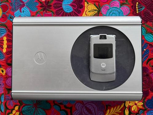 Motorola V3, 3 x accu, twee tasjes en alle toebehoren