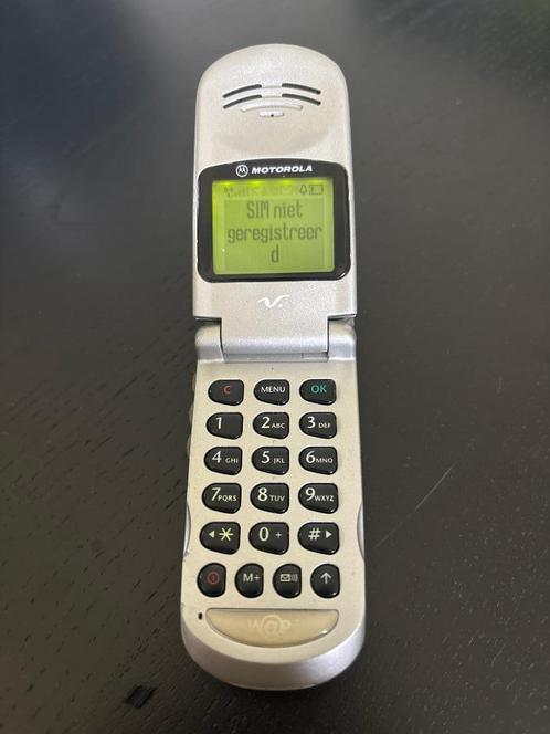 Motorola vintage mobiel V50