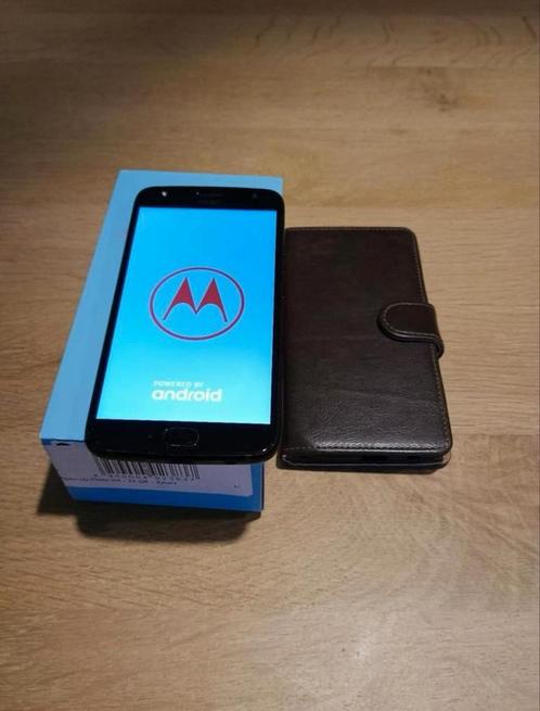 Motorola X4 ZGAN met hoes en orginele doos