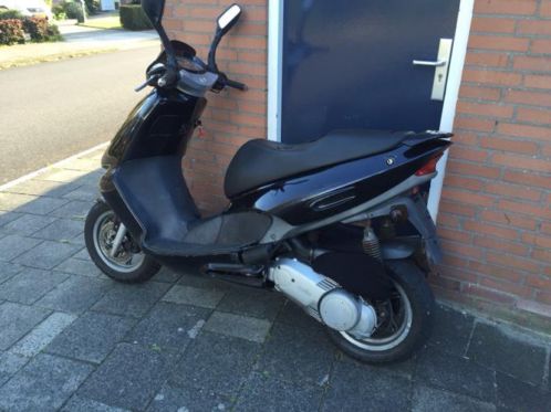 Motorscooter met kenteken aprillia leonardo125cc runner180cc