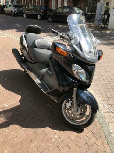 Motorscooter Suzuki burgman 650 met weinig kilometers.