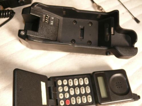 museale motorola autofelefoon type P-MTCZ-1 met toebehoren 