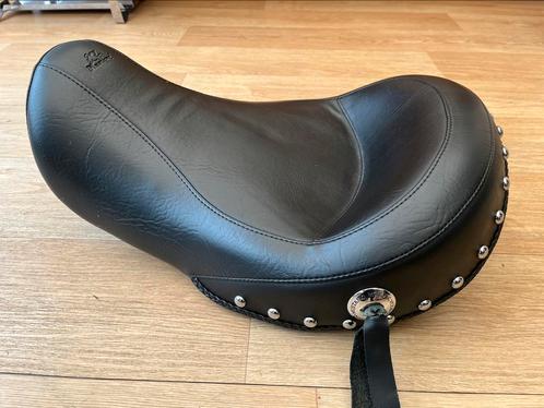 Mustang solo seat voor Harley Dyna