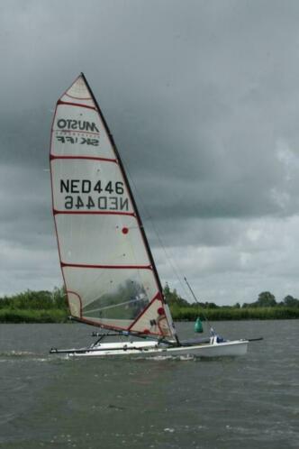 Musto Skiff NED 208 met kalf trailer (apart verkrijgbaar)