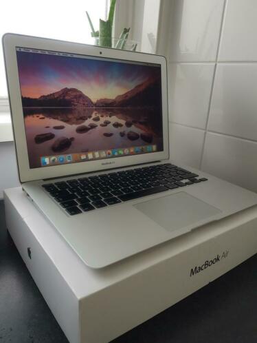Nette Apple Macbook Air 13 inch (2015, 128gb) in NIEUWSTAAT