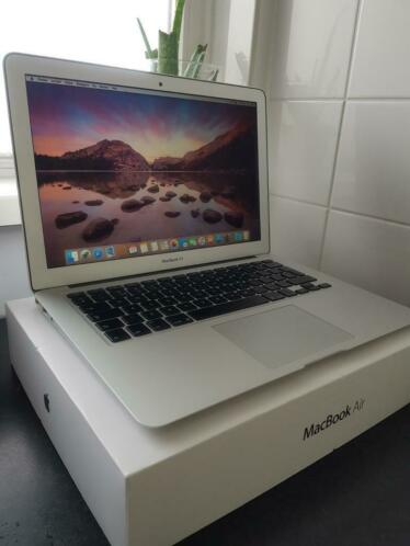 Nette Apple Macbook Air 13 inch (2017, 128gb) in NIEUWSTAAT