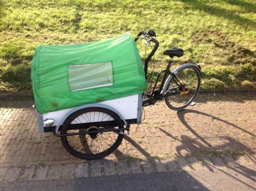 Nette bakfiets met huif en knikbaar 