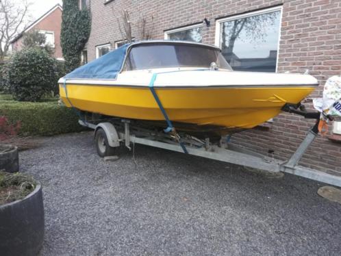 Nette Beekman toerspeedboot met begrensde motor.