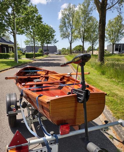 Nette houten boot met trailer en elektrische motor