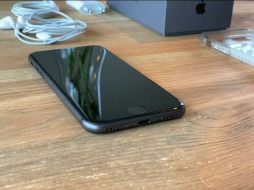 Nette iPhone 8 256Gb Space Gray met tech 21 hoes