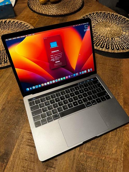 Nette macbook pro 2020 13 inch spacegrijs met touchbar