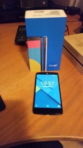 Nexus 5 Wit 16 GB inc. 2 cases (inc. nog 1 jaar garantie)