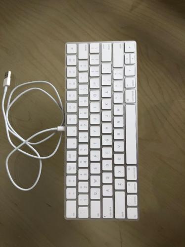 Nieuw Apple toetsenbord (origineel Apple) wegens overbodig.