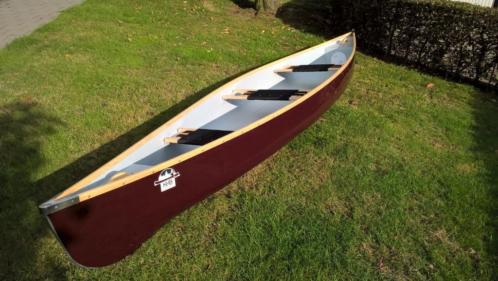 Nieuwe canadese open kano met houten randen