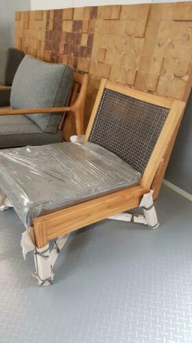 Nieuwe hardhouten fauteuil met rotan rug stoffen zitkussen