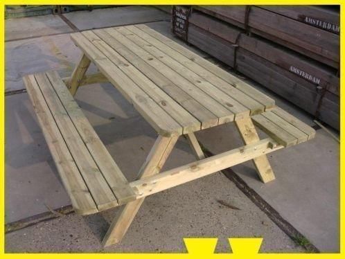 nieuwe houten picknicktafel  terras buiten tuin tafel 