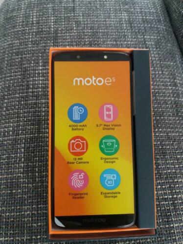 Nieuwe Motorola 5 .helemaal ongebruikt.