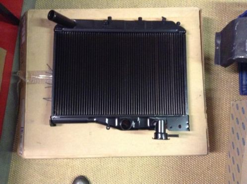 Nieuwe radiateur Mazda 323 8285