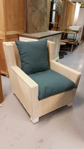 Nieuwe rieten fauteuil met kussens voor binnen of buiten