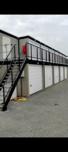 Nieuwe zeer grote en beveiligde garagebox te huur Zoetermeer