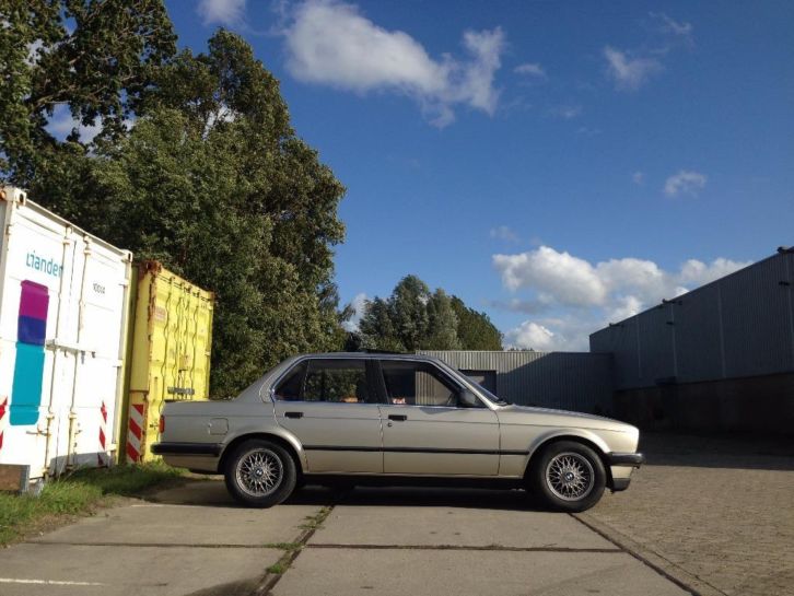 Nieuwstaat BMW type 1 320i e30 bj 1984 (3-serie320325)