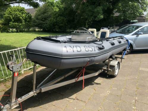 Nieuwstaat Zodiac rubberboot met stuur en met 25PK Yamaha