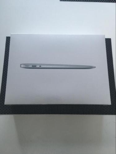 Nieuwste Macbook Air 13 inch GESEALD met factuur