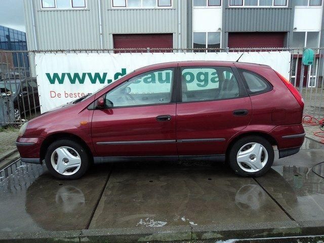 Nissan Almera tino 1.8 comfort met airco (bj 2001)