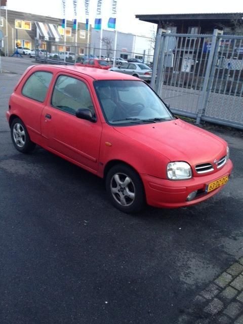 Nissan Micra 1.0 3D 2000 Rood