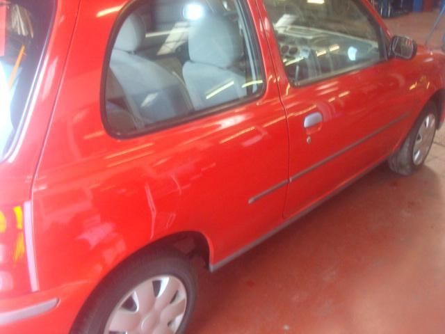 Nissan Micra 1.0 3D 2000 Rood